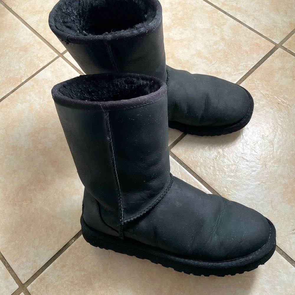 Short black Ugg’s size 7, gently worn